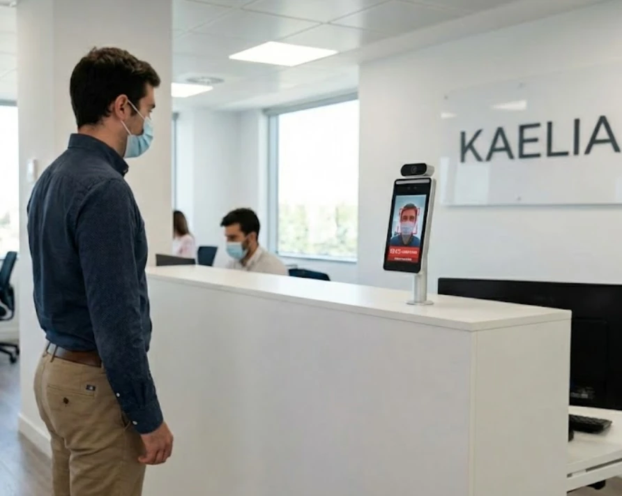 Biométrico facial midiendo temperatura al colaborador